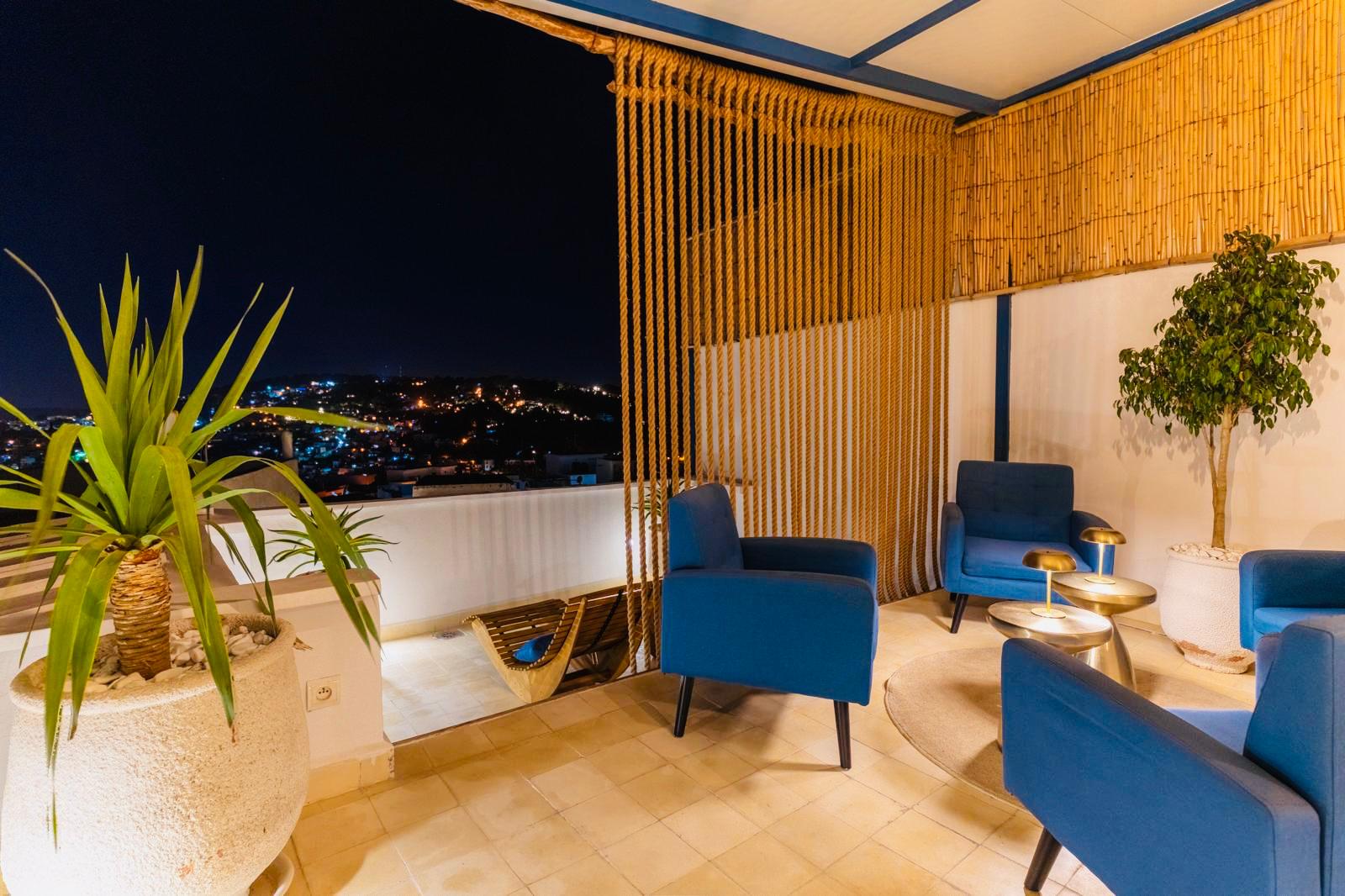 Lounge intimiste avec vue nocturne